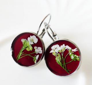 Bordové živicové visiace náušnice z chirurgickej ocele s kvetom 2 (Handmade bordové živicové visiace náušnice s kvetmi )