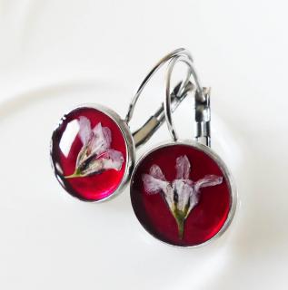 Bordové živicové visiace náušnice z chirurgickej ocele s kvetom (Handmade bordové živicové visiace náušnice s kvetmi )