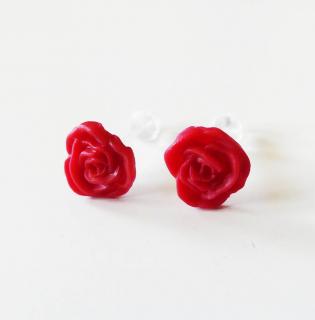 Červené antialergické napichovacie náušnice ruže z polymérovej hmoty - väčšie (Handmade červené antialergické napichovačky v tvare ružičky)