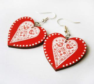 Červené folklórne srdcové náušnice s bodkami (Drevené folklórne náušnice červené srdcia s bodkami)