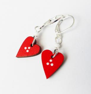Červené srdcové náušnice z dreva s bielymi bodkami a uzatvárateľnými háčikmi (Drevené náušnice malé červené srdcia s bielymi bodkami)