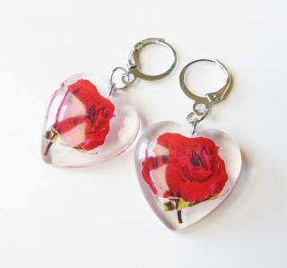 Červené srdcové náušnice zo živice s ružami - chirurgická oceľ (Handmade čevené živicové náušnice s motívom ruží doplnené chirurgickou oceľou)