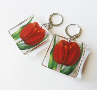 Červené štvorcové náušnice zo živice s tulipánmi - chirurgická oceľ (Handmade čevené živicové náušnice s motívom tulipánov doplnené chirurgickou oceľou)