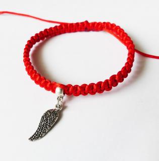 Červený makramé náramok s anjelskym krídlom (Červený ručne vyrobený náramok s príveskom)