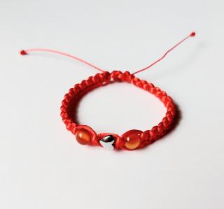 Červený náramok s karneolom a srdcovou korálkou pre deti (Červený detský náramok proti urieknutiu s korálkou srdiečka a karneolu)