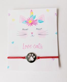 Červený náramok s labkou s textom Love cats (Červený ručne vyrobený náramok s labkou na kartičke s textom Love cats - pre milovníčku mačiek)