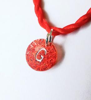 Červený ochranný náramok s písmenom G zo živice (Červený náramok proti urieknutiu s komponentom živicového písmena G)