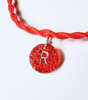 Červený ochranný náramok s písmenom R zo živice (Červený náramok proti urieknutiu s komponentom živicového písmena R)