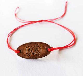 Červený ochranný náramok so znamením zverokruhu - baran (Červený náramok proti urieknutiu so znamením baran na dreve)