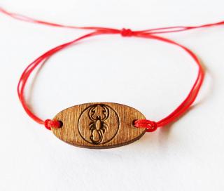 Červený ochranný náramok so znamením zverokruhu - škorpión (Červený náramok proti urieknutiu so znamením škorpión na dreve)