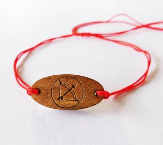 Červený ochranný náramok so znamením zverokruhu - strelec (Červený náramok proti urieknutiu so znamením strelec na dreve)
