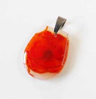 Červený prívesok z polymérovej hmoty a živice s kvetom - chirurgická oceľ (Handmade červený prívesok s kvetinovým motívom a chirurgickou oceľou)