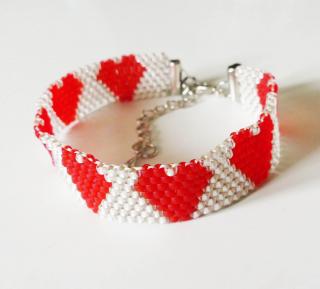 Červený srdiečkový zapínací náramok šitý z korálok (Handmade červený srdiečkový zapínací náramok šitý z korálok )
