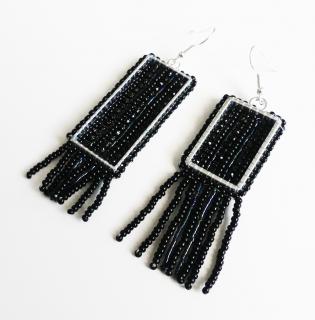 Čierne asymetrické korálkové boho náušnice so strapcami  (Handmade visiace strapcové náušnice v tvare obdĺžnika)