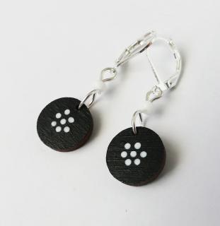 Čierne kruhové  náušnice z dreva s bielymi bodkami a uzatvárateľnými háčikmi (Drevené náušnice malé čierne kruhy s bielymi bodkami)