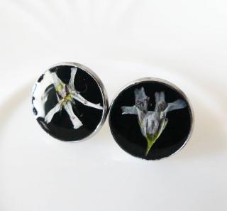 Čierne živicové napichovacie náušnice z chirurgickej ocele s kvetom (Handmade čierno-biele antialergické živicové napichovacie náušnice s kvetmi )