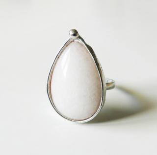 Cínovaný prsteň s liečivým kameňom bielym jadeitom (Handmade cínovaný prsteň s liečivým minerálom jadeitom)