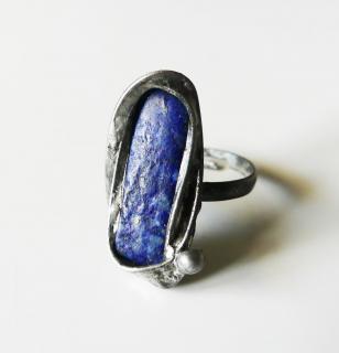 Cínovaný prsteň s liečivým kameňom lapisom lazuli (Handmade cínovaný prsteň s liečivým minerálom lapisom lazuli)