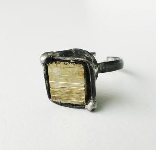 Cínovaný prsteň s liečivým kameňom pyritom (Handmade cínovaný prsteň s liečivým minerálom pyritom)