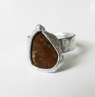 Cínovaný prsteň s liečivým polodrahokamom bronzitom (Handmade cínovaný prsteň s liečivým minerálom bronzitom)