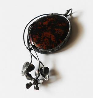 Cínovaný tiffany kvetinový prívesok s liečivým kameňom obsidiánom mahagónovým (Prívesok vyrobený tiffany technikou s liečivým kameňom obsidiánom mahagónovým)