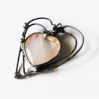 Cínovaný tiffany prívesok srdce s liečivým kameňom ruženínom  (Prívesok srdce vyrobený tiffany technikou s liečivým kameňom ruženínom)