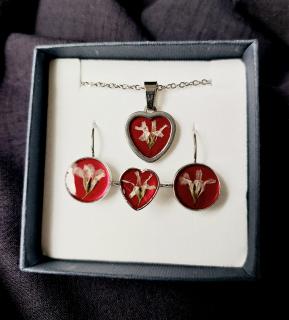 Darčeková sada bordových šperkov zo živice v krabičke - náušnice, prsteň a prívesok z chirurgickej ocele (Handmade darčekový set živicového náušníc, prsteňa a prívesku)
