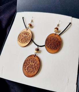 Darčeková sada drevených šperkov v krabičke - náušnice a prívesok (Handmade darčekový set dreveného prívesku a náušníc)