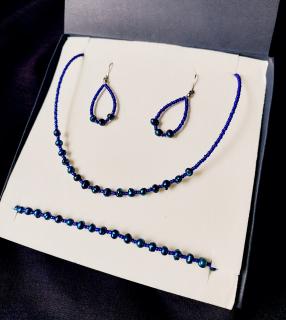 Darčeková sada modrých šperkov z perál a chirurgickej ocele v krabičke - náhrdelník, náušnice a náramok (Handmade darčekový set modrého náhrdelníka, náušníc a náramku z perál a korálok)
