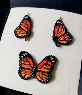 Darčeková sada motýlích šperkov z korálok v krabičke - náušnice a brošňa (Handmade darčekový set oranžovej brošne a náušníc z korálok v tvare motýľa)