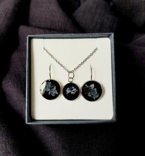 Darčeková sada nezábudkových šperkov zo živice v krabičke - náušnice a prívesok z chirurgickej ocele (Handmade darčekový set živicového náušníc a prívesku)