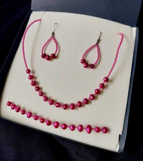 Darčeková sada ružových šperkov z perál a chirurgickej ocele v krabičke - náhrdelník, náušnice a náramok (Handmade darčekový set cyklámenového náhrdelníka, náušníc a náramku z perál a korálok)