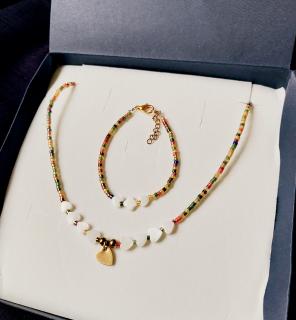 Darčeková sada šperkov z perlete a chirurgickej ocele v krabičke - náhrdelník a náramok (Handmade darčekový set náhrdelníka a náramku z perlete)