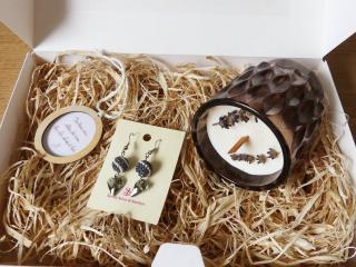 Darčekový box pre ženy s náušnicami, citátom a sójovou sviečkou (Darčeková krabička pre ženy obsahujúca náušnice, dekoráciu a sójovú sviečku)