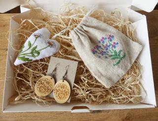 Darčekový box s folklórnymi náušnicami a dekoráciami (Darčeková krabička pre ženy obsahujúca visiace folklórne náušnice a závesné dekorácie)