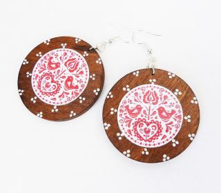 Drevené náušnice kruhy s červeným folklórnym vzorom (Drevené folklórne náušnice kruhy )