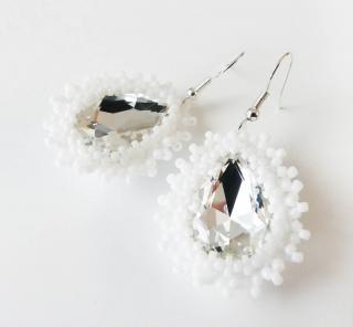 Elegantné biele slzové náušnice (aj svadobné) (Handmade biele náušnice zo krištálov a korálok)