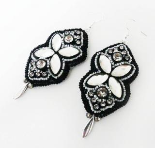 Elegantné čiernobiele šité náušnice s krištálmi  (Čiernobiele náušnice vyrobené technikou bead embroidery)