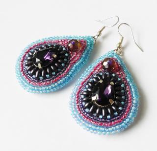 Elegantné fialové šité náušnice s krištálmi  (Fialové náušnice vyrobené technikou bead embroidery)