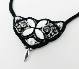 Elegantný čierno-biely šitý náhrdelník s krištálmi  (Čiernobiely náhrdelník vyrobený technikou bead embroidery)