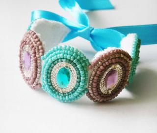 Elegantný tyrkysovo-fialový antialergický náramok alebo náhrdelník (Tyrkysovo-fialový korálkami vyšívaný náramok alebo náhrdelník)