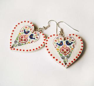 Farebné folklórne srdcové náušnice s bodkami (Drevené folklórne náušnice farebné srdcia s bodkami)