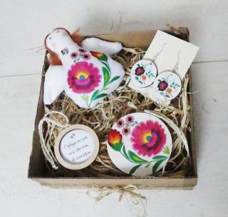 Farebný folklórny darčekový box s anjelikom, náušnicami a dekoráciami (Farebná folklórna darčeková krabička obsahujúca náušnice, anjelika a závesné dekorácie)