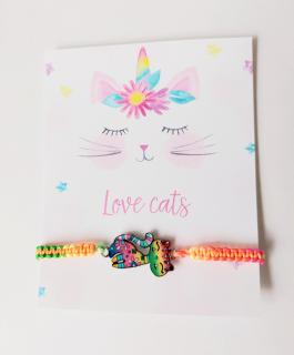 Farebný makramé náramok s mačkou s textom Love cats (Farebný ručne vyrobený náramok s mačkou na kartičke s textom Love cats - pre milovníčku mačiek)