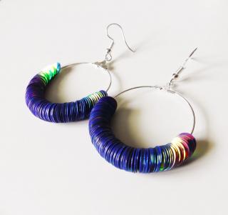 Fialové kruhové handmade náušnice  (Handmade kruhové náušnice fialovej farby s metalickými odleskmi)