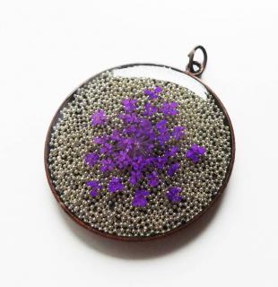 Fialové kvety na striebornom podklade - handmade živicový prívesok  (Handmade živicový prívesok - fialové kvety so striebornými trblietkami)