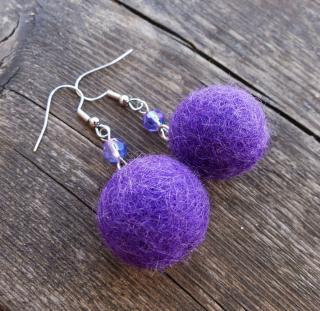 Fialové náušnice z plstenej korálky (Handmade visiace fialové náušnice z plstených korálok)