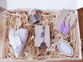 Fialový levanduľový darčekový box pre ženy s náušnicami, kľúčenkou a dekoráciami (Fialová darčeková krabička pre ženy obsahujúca náušnice, kľúčenku a závesné dekorácie)