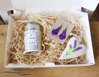 Fialový levanduľový darčekový box pre ženy s náušnicami, sviečkou a dekoráciou (Fialová darčeková krabička pre ženy obsahujúca náušnice, sviečku a závesné dekorácie)