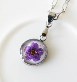 Fialový živicový prívesok z chirurgickej ocele  (Handmade fialový živicový prívesok v lôžku z chirurgickej ocele s kvetom )